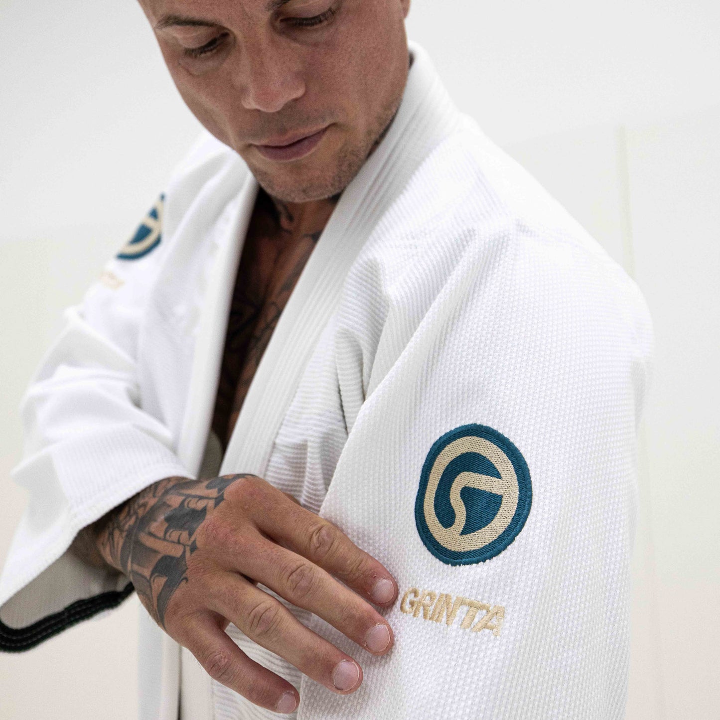 Essential Gi White With Green/Creme